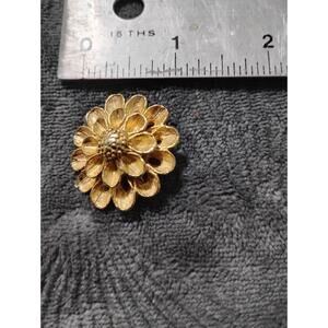 VTG Jewelry- Gold Tone Flower Scarf Clip Pat Pend